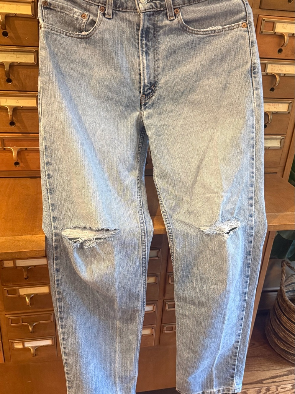 VTG 90s Levi’s 550 Relaxed Fit Jeans | 32x32 Light Wash Distressed Ripped - Picture 9 of 16